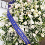 Arreglo fúnebre con pedestal flores blancas