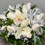 Buqué fúnebre de lirios y rosas blancas mas follaje.