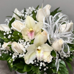 Buqué fúnebre de lirios y rosas blancas mas follaje.