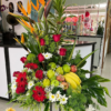Arreglo Floral con Rosas y frutas frescas