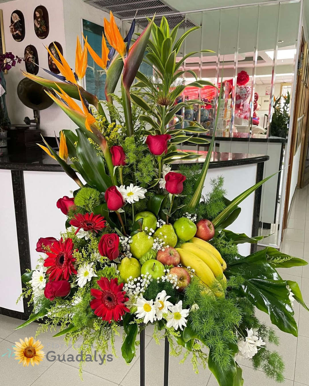 Arreglo Floral con Rosas y frutas frescas