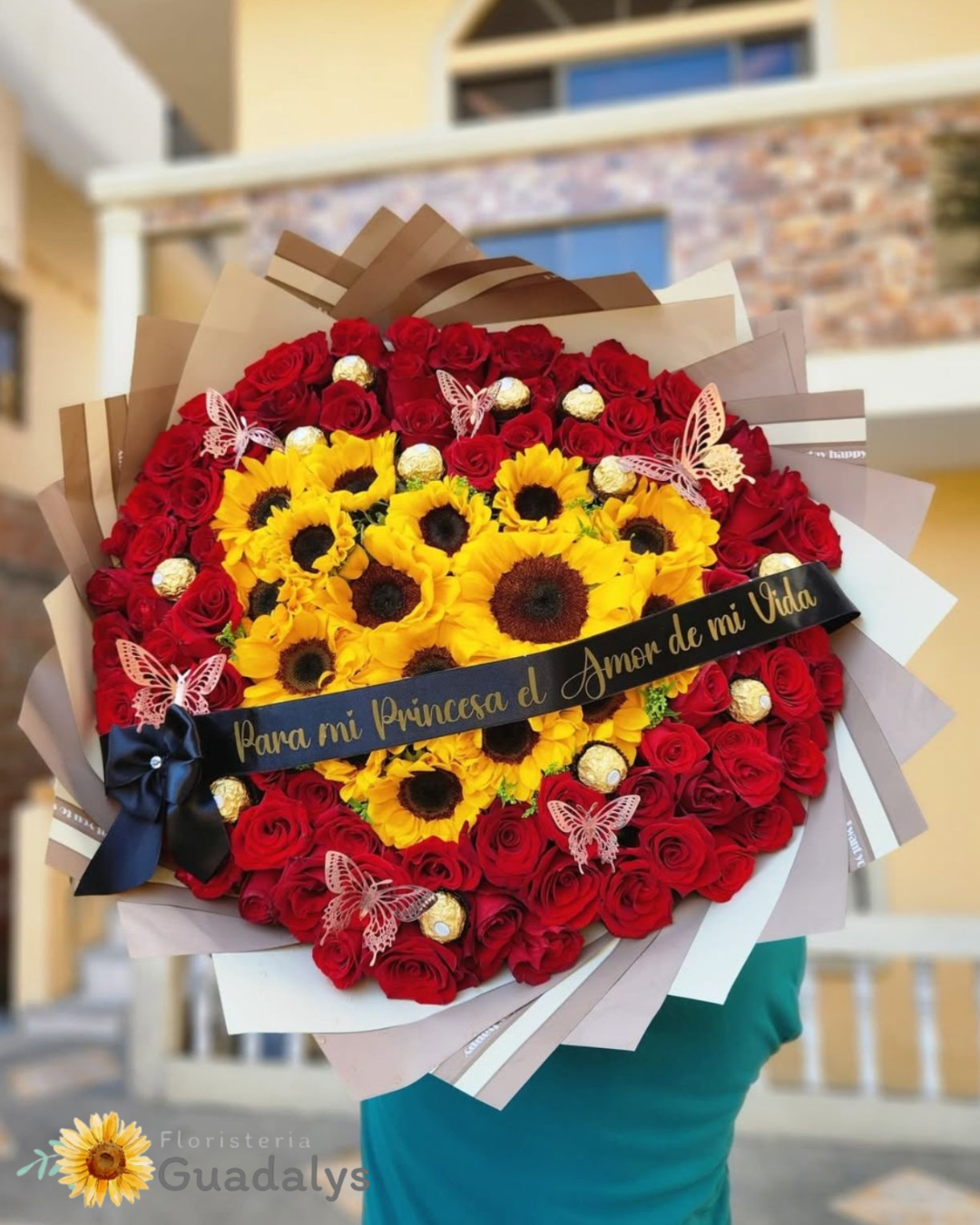 Ramillete con 50 rosas rojas, girasoles y chocolates ferrero rocher.