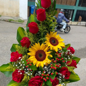 Arreglo de rosas con girasoles