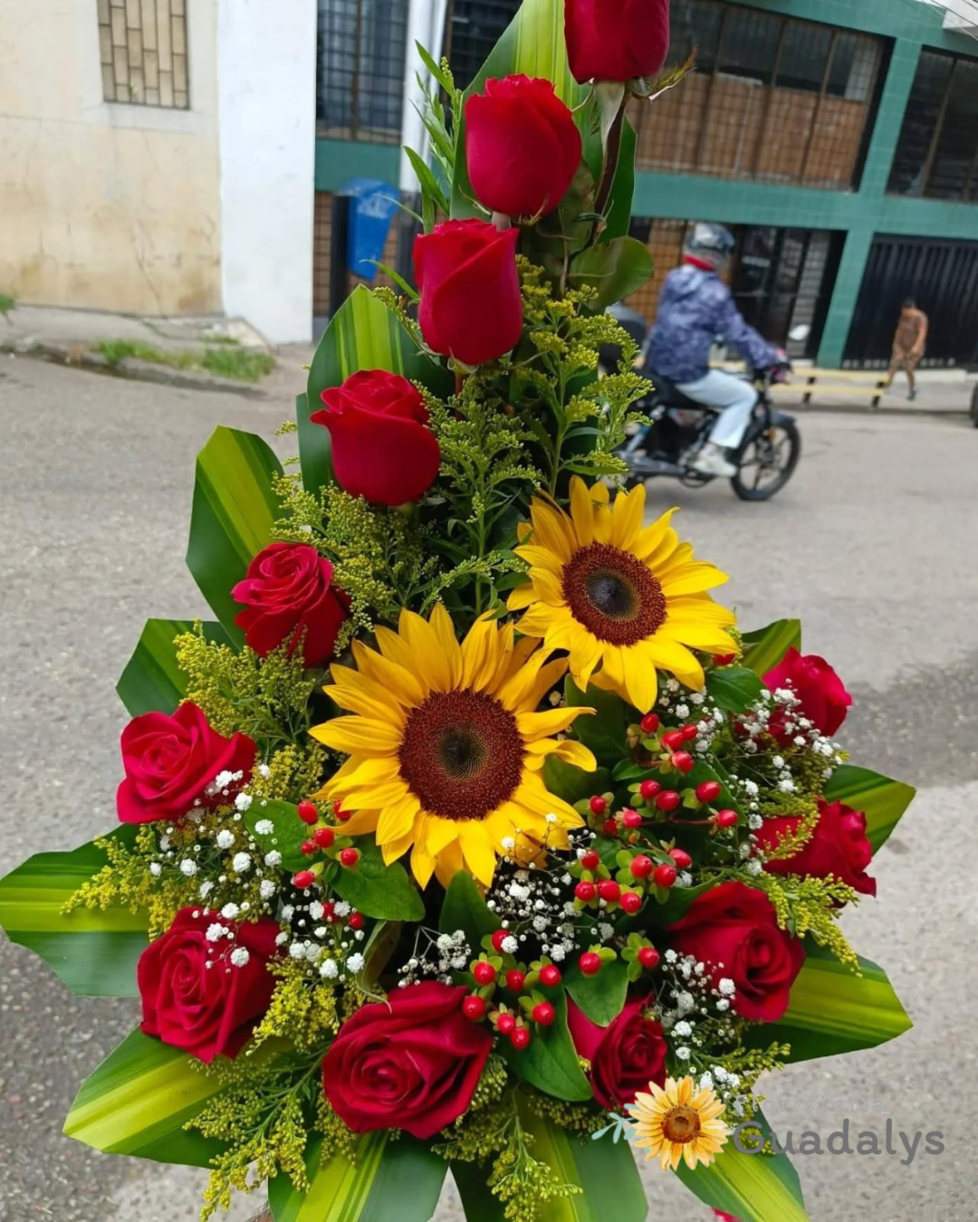 Arreglo de rosas con girasoles