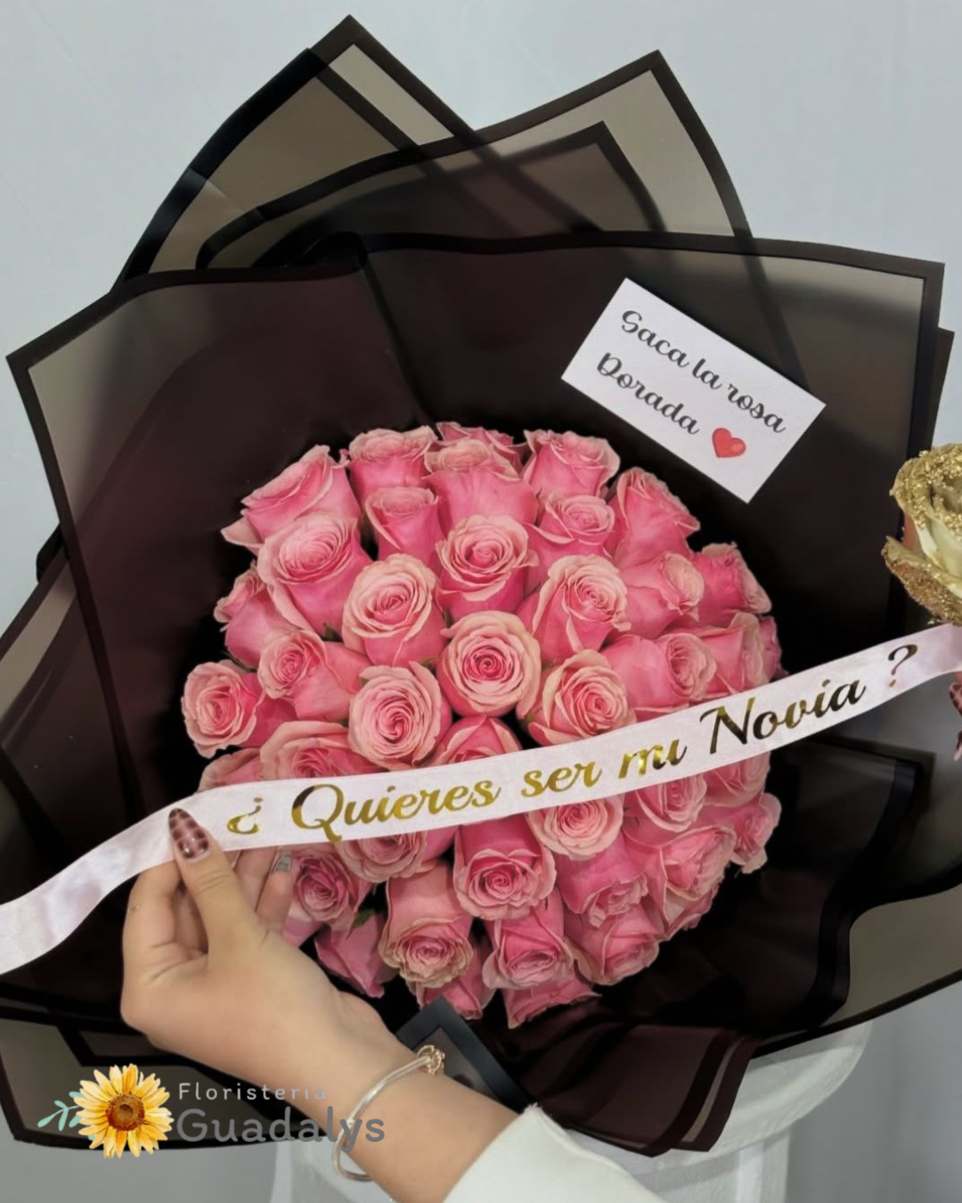 Ramillete con 36 Rosas rosadas y papel especial.