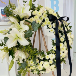 Arreglo fúnebre con pedestal y margaritas