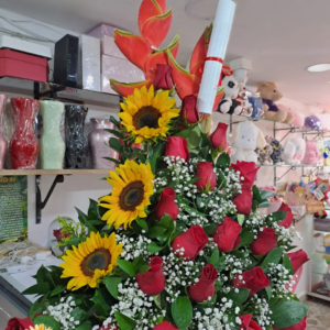 Arreglo con flores Rojas, girasoles, heliconias