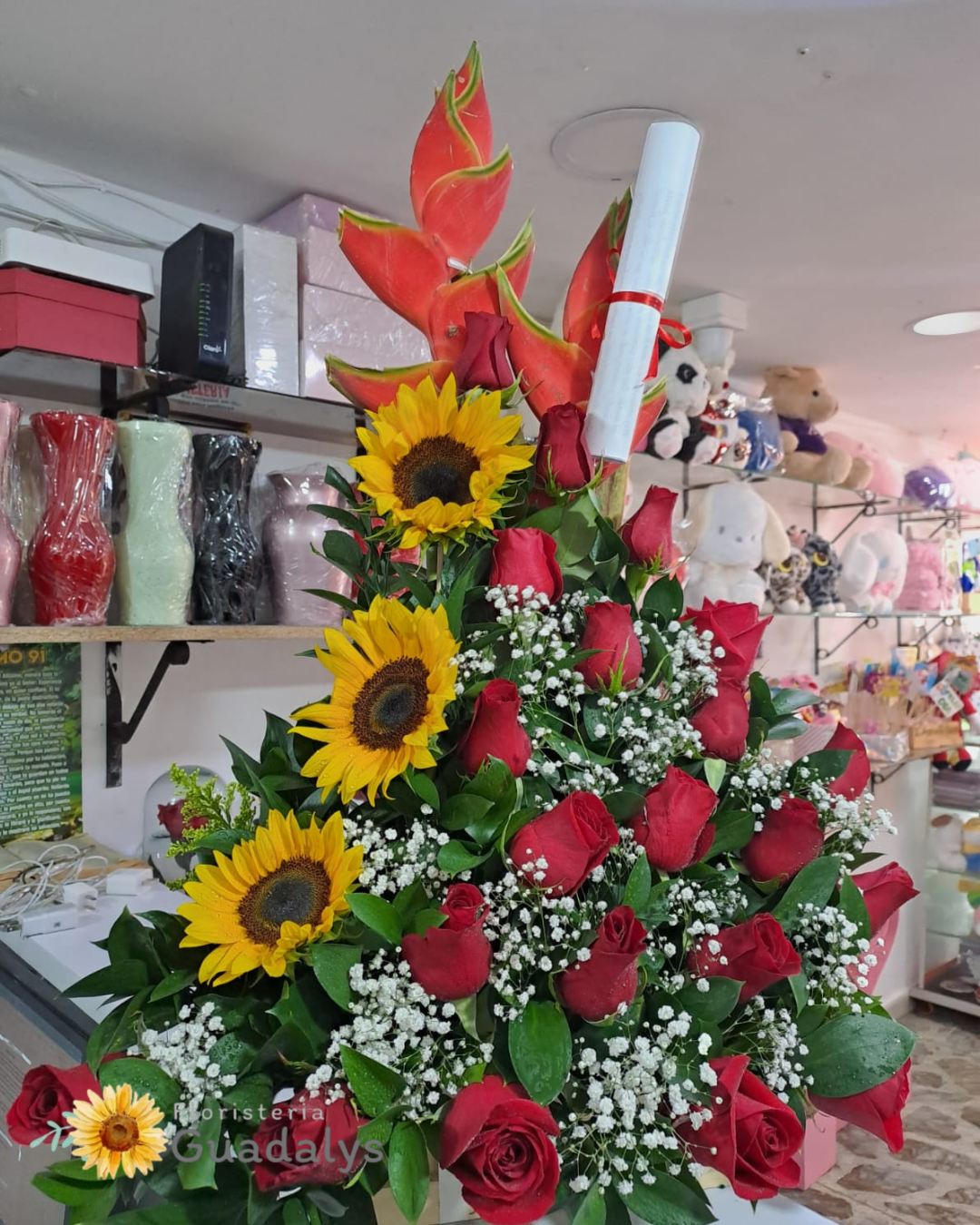 Arreglo con flores Rojas, girasoles, heliconias