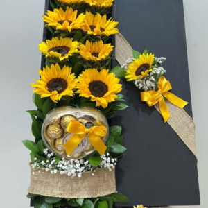 Caja en madera con arreglo floral en girasol y chocolates ferrero rocher