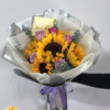 Ramillete de girasoles con flores lilas