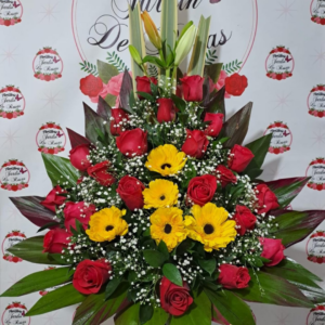 Arreglo con flores rojas y girasoles