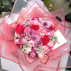 Arreglo Floral con 18 Rosas Rojas, Rosadas y lilas