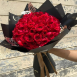 Ramillete con 50 Rosas Rojas y papel especial