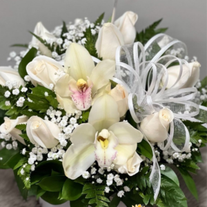 Arreglo floral lirios con rosas blancas