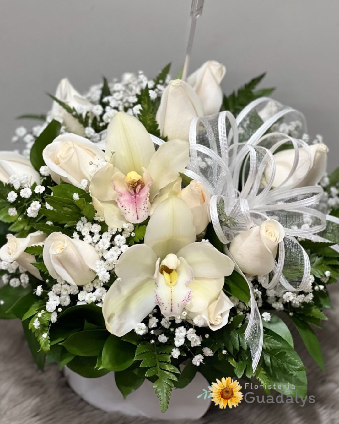 Arreglo floral lirios con rosas blancas