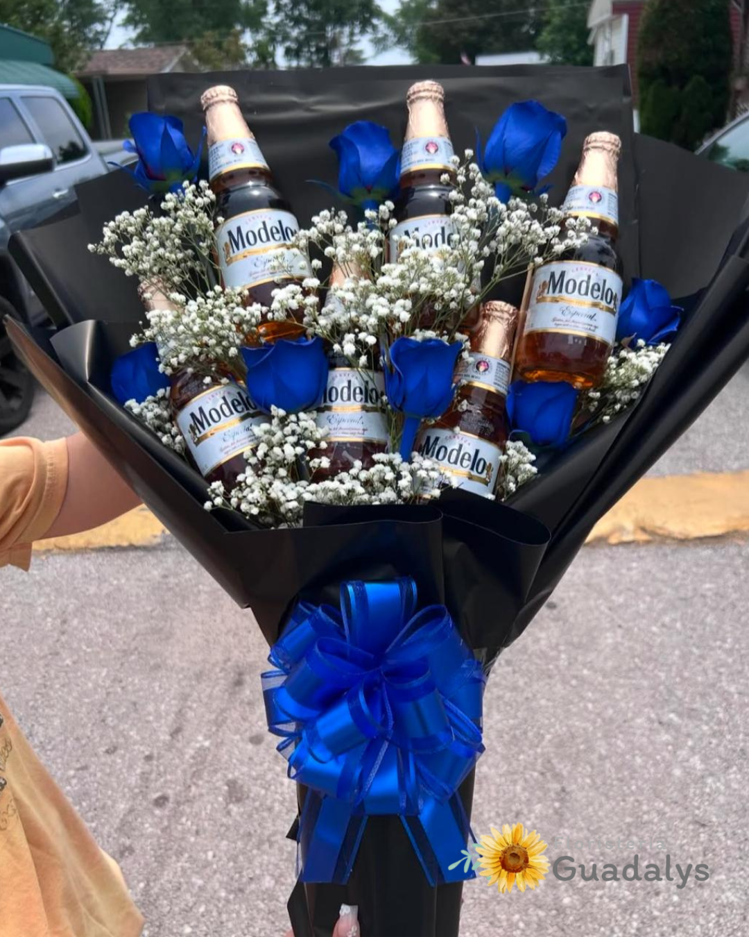 Arreglo Floral con Rosas azules+ Cerveza