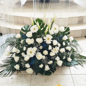 Caja base funebre de gerberas y rosas blancas mas lirios follaje