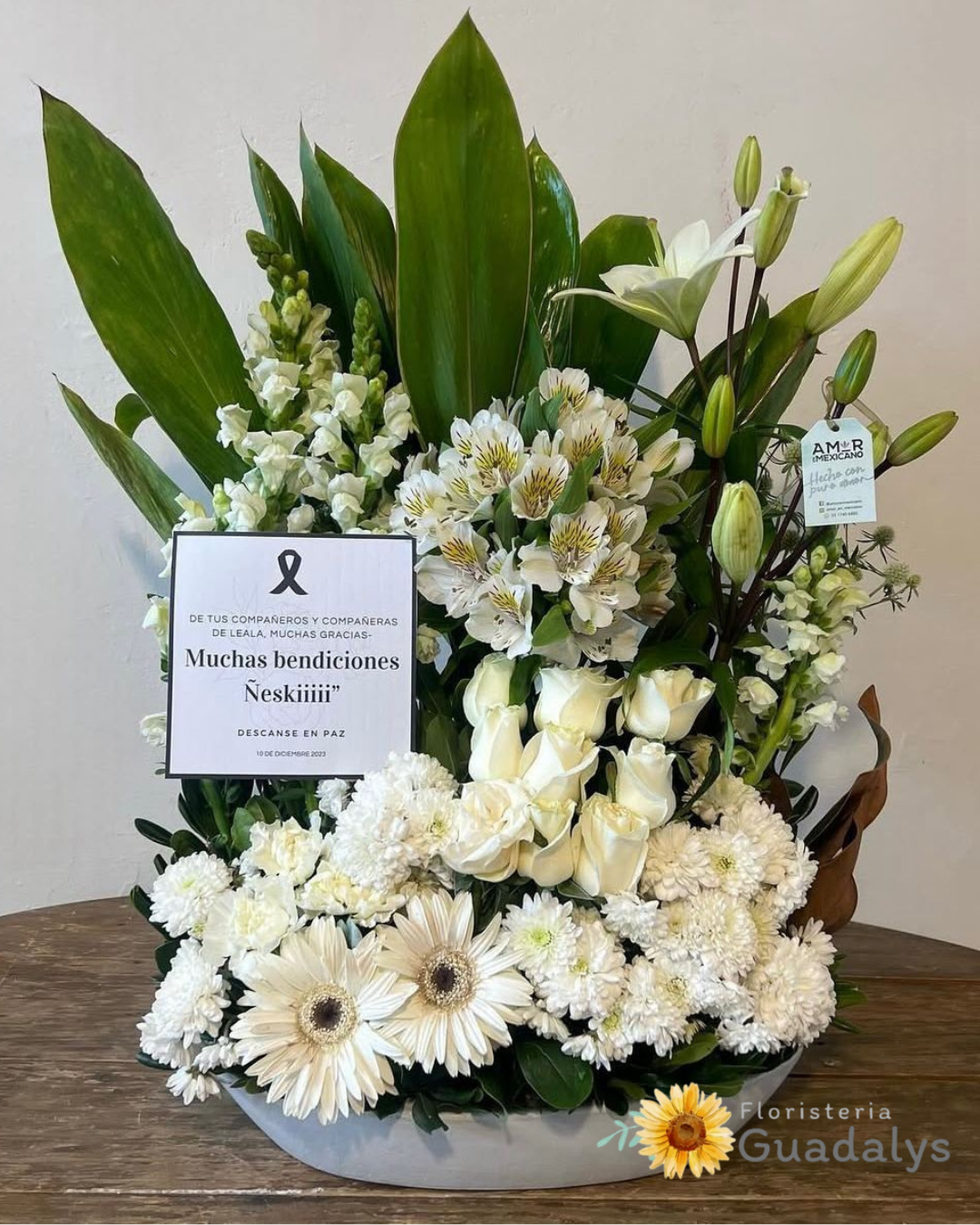 Caja base fúnebre de gerberas y rosas blancas mas lirios mas follaje