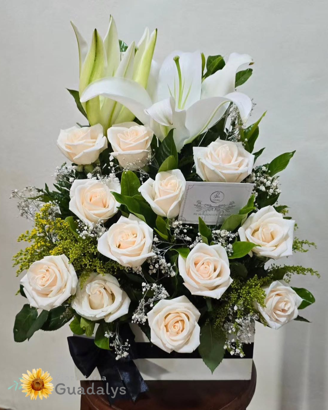 Caja base fúnebre de lirios y rosas blancas mas follaje