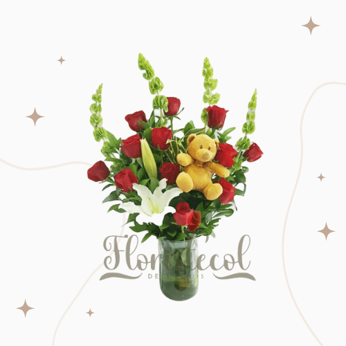 Jarron con rosas, un lirio y un peluche