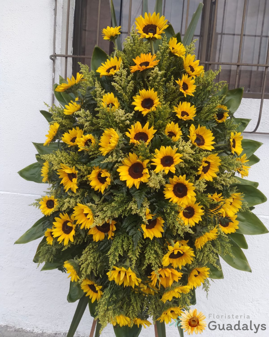 Arreglo fúnebre con pedestal y girasoles