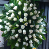 Arreglo fúnebre con pedestal y flores blancas